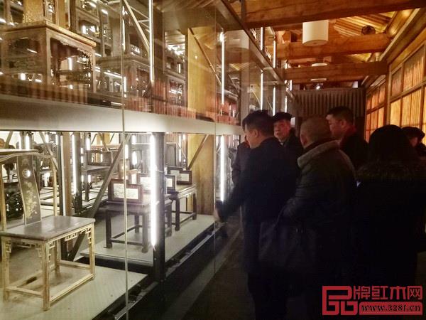 游學(xué)團(tuán)一行參觀故宮家具館的倉(cāng)儲(chǔ)式展陳 游學(xué)團(tuán)一行參觀故宮家具館的倉(cāng)儲(chǔ)式展陳