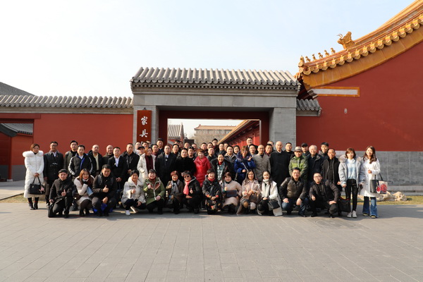 “中國(guó)頂級(jí)紅木一日游”游學(xué)團(tuán)合影 “中國(guó)頂級(jí)紅木一日游”游學(xué)團(tuán)合影