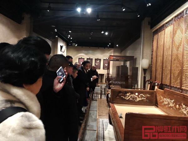 游學(xué)團(tuán)在觀復(fù)博物館家具館展廳 游學(xué)團(tuán)在觀復(fù)博物館家具館展廳