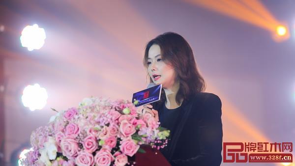 戴為紅木董事總經(jīng)理翁肖尤在年會上致詞 戴為紅木董事總經(jīng)理翁肖尤在年會上致詞