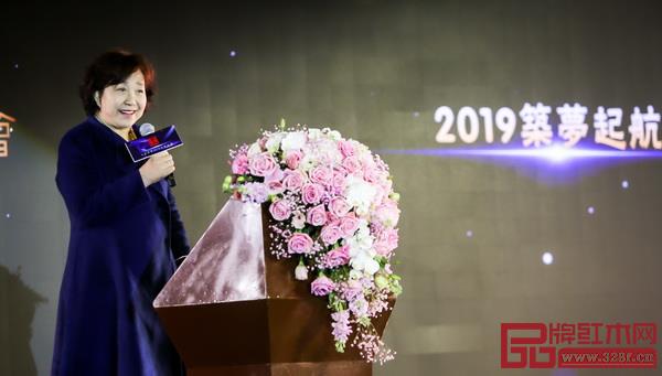 戴為紅木合伙人、泓文博雅藝術館館長潘海英致詞 戴為紅木合伙人、泓文博雅藝術館館長潘海英致詞