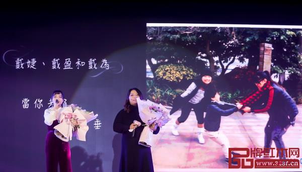 年會上最為感人的節(jié)目當屬,特邀嘉賓戴盈以及關清燊帶來合唱《只怕不夠時間看你白頭》以及《當你老了》兩首歌曲 年會上最為感人的節(jié)目當屬,特邀嘉賓戴盈以及關清燊帶來合唱《只怕不夠時間看你白頭》以及《當你老了》兩首歌曲