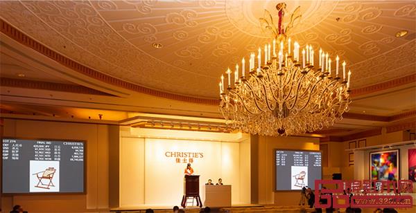 2018年9月21日，區(qū)氏臻品黃花梨躺椅以504000元于上海佳士得成功拍賣