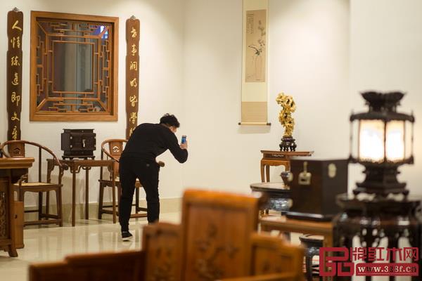 區(qū)氏臻品展廳內(nèi)，家具愛好者正用手機(jī)拍照
