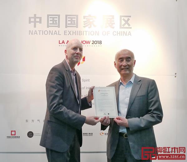 洛杉磯藝博會(huì)創(chuàng)始人Kim(左)為中國(guó)傳統(tǒng)工藝大師、深圳泰和園董事長(zhǎng)邵湘文頒發(fā)作品紀(jì)念證書 洛杉磯藝博會(huì)創(chuàng)始人Kim(左)為中國(guó)傳統(tǒng)工藝大師、深圳泰和園董事長(zhǎng)邵湘文頒發(fā)作品紀(jì)念證書