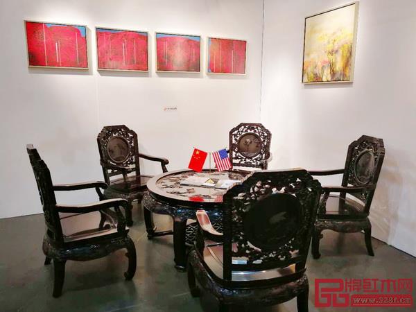 《絲翎檀雕松鶴延年茶臺(tái)》亮相第23屆美國(guó)洛杉磯國(guó)際藝術(shù)博覽會(huì)中國(guó)國(guó)家展 《絲翎檀雕松鶴延年茶臺(tái)》亮相第23屆美國(guó)洛杉磯國(guó)際藝術(shù)博覽會(huì)中國(guó)國(guó)家展