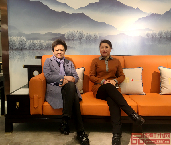 雅晟紅木·檀一簡奢新中式家具獲好評,如東縣委常委、宣傳部部長張蓉蓉(左)與如東縣工藝美術(shù)行業(yè)協(xié)會理事長、雅晟紅木創(chuàng)始人叢東云(右)在檀一合影 雅晟紅木·檀一簡奢新中式家具獲好評,如東縣委常委、宣傳部部長張蓉蓉(左)與如東縣工藝美術(shù)行業(yè)協(xié)會理事長、雅晟紅木創(chuàng)始人叢東云(右)在檀一合影