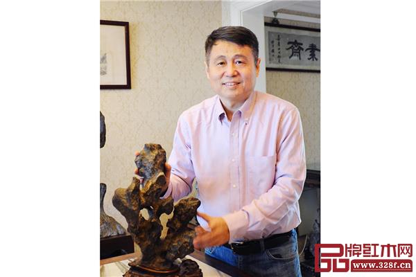 張輝全聯(lián)藝術(shù)紅木家具專業(yè)委員會(huì)專家顧問(wèn)、明清家具研究學(xué)者 張輝全聯(lián)藝術(shù)紅木家具專業(yè)委員會(huì)專家顧問(wèn)、明清家具研究學(xué)者