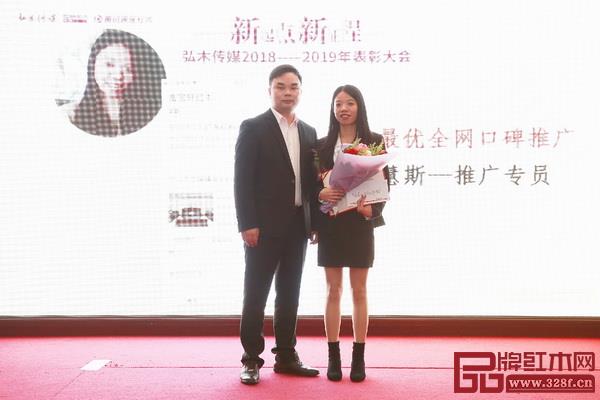 技術(shù)部總監(jiān)羅建軍(左)為2018年年度最優(yōu)全網(wǎng)口碑推廣獲獎?wù)哳C獎 技術(shù)部總監(jiān)羅建軍(左)為2018年年度最優(yōu)全網(wǎng)口碑推廣獲獎?wù)哳C獎