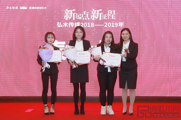 行政部總監(jiān)黃麗(右一)為2018年年度進步員工頒獎 行政部總監(jiān)黃麗(右一)為2018年年度進步員工頒獎