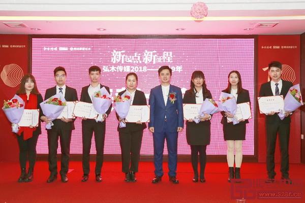 弘木傳媒CEO林偉華(右四)為2018年年度優(yōu)秀員工頒獎 弘木傳媒CEO林偉華(右四)為2018年年度優(yōu)秀員工頒獎