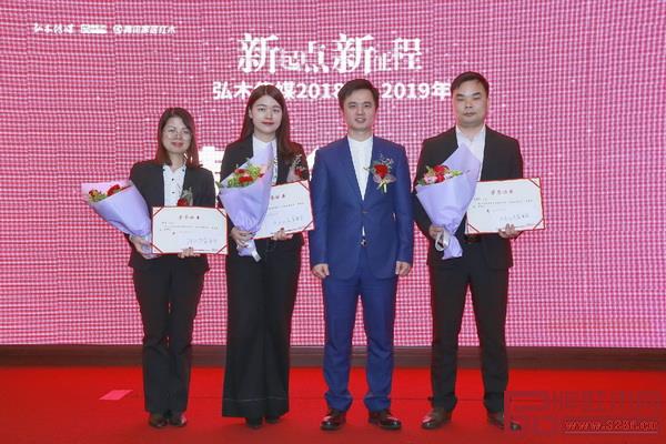 弘木傳媒CEO林偉華(右四)為2018年年度優(yōu)秀管理者頒獎 弘木傳媒CEO林偉華(右四)為2018年年度優(yōu)秀管理者頒獎