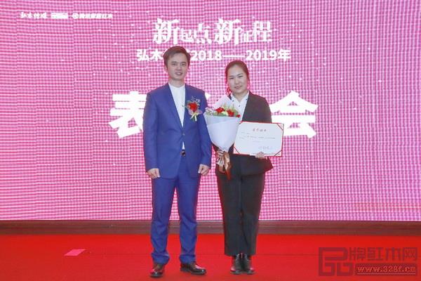 弘木傳媒CEO林偉華(右四)為弘木傳媒新晉功勛人物頒獎 弘木傳媒CEO林偉華(右四)為弘木傳媒新晉功勛人物頒獎