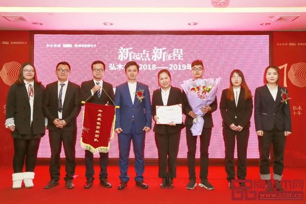 弘木傳媒CEO林偉華(左四)為弘木傳媒2018年年度最佳貢獻團隊東陽辦事處頒獎 弘木傳媒CEO林偉華(左四)為弘木傳媒2018年年度最佳貢獻團隊東陽辦事處頒獎