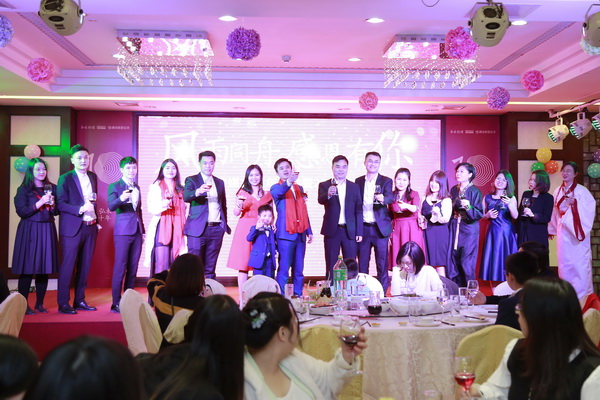 弘木傳媒CEO林偉華及管理層共同進行祝酒儀式 弘木傳媒CEO林偉華及管理層共同進行祝酒儀式