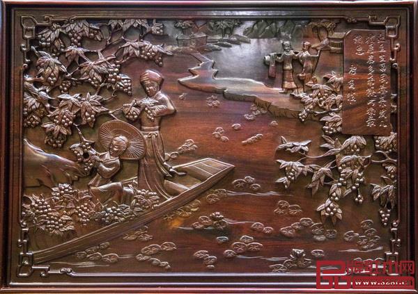 大成尚品《光輝中華八柱龍床》側(cè)面圍板上雕刻古詩詞 大成尚品《光輝中華八柱龍床》側(cè)面圍板上雕刻古詩詞