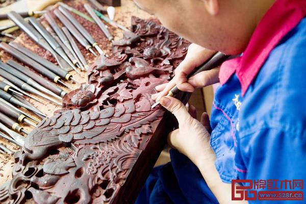 工匠們正在認真對龍床進行雕刻 工匠們正在認真對龍床進行雕刻