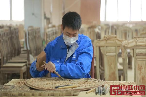 龍博士家居培養(yǎng)的年輕雕刻師 龍博士家居培養(yǎng)的年輕雕刻師