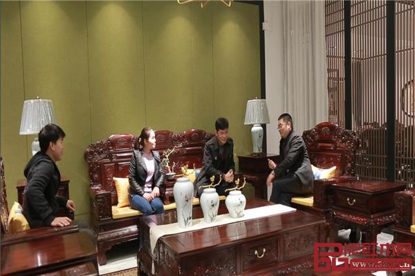 龍博士家居董事長(zhǎng)陳小華和顧客親切交流 龍博士家居董事長(zhǎng)陳小華和顧客親切交流