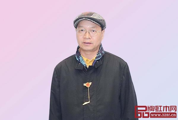 全聯(lián)藝術(shù)紅木家具專業(yè)委員會(huì)專家顧問、教育部教學(xué)改革示范專業(yè)“家具設(shè)計(jì)與制造”專業(yè)帶頭人彭亮