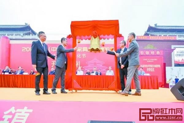 2018年3月,中山職業(yè)技術(shù)學(xué)院紅木家居學(xué)院舉行敲鐘開學(xué)儀式 2018年3月,中山職業(yè)技術(shù)學(xué)院紅木家居學(xué)院舉行敲鐘開學(xué)儀式