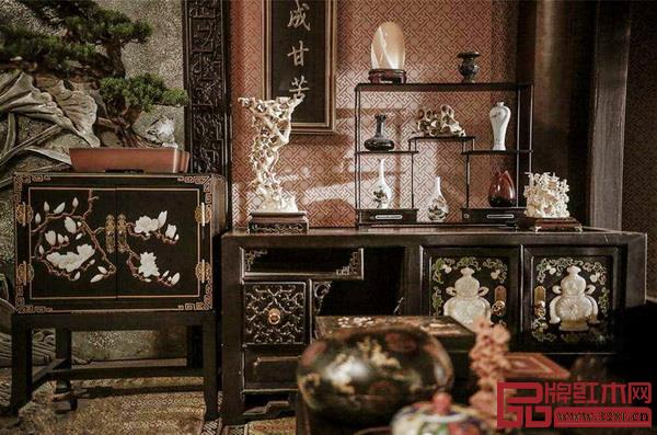 影視劇、綜藝節(jié)目里的紅木家具場景精致典雅,向大眾傳遞出經(jīng)典之美 影視劇、綜藝節(jié)目里的紅木家具場景精致典雅,向大眾傳遞出經(jīng)典之美