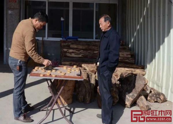 2014年,同樣是仙游,過來買木材的人陡然巨減,賣木材的店家也無事正在下象棋 2014年,同樣是仙游,過來買木材的人陡然巨減,賣木材的店家也無事正在下象棋