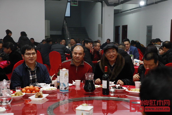 浙江省東陽(yáng)經(jīng)濟(jì)開發(fā)區(qū)紀(jì)工委書記陸耿暉(左一),東陽(yáng)大地城市場(chǎng)管理有限公司董事長(zhǎng)蔣楨全(左二)與亞太地區(qū)手工藝大師、中國(guó)工藝美術(shù)大師馮文土(左三)列席參宴 浙江省東陽(yáng)經(jīng)濟(jì)開發(fā)區(qū)紀(jì)工委書記陸耿暉(左一),東陽(yáng)大地城市場(chǎng)管理有限公司董事長(zhǎng)蔣楨全(左二)與亞太地區(qū)手工藝大師、中國(guó)工藝美術(shù)大師馮文土(左三)列席參宴