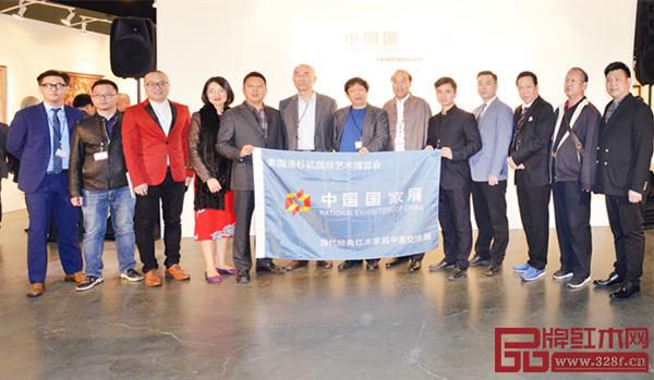 2018年,受國(guó)家文化部批準(zhǔn)、中國(guó)文化傳媒集團(tuán)邀請(qǐng),包括東莞國(guó)壽紅木、深圳泰和園、東陽(yáng)明堂紅木、東陽(yáng)卓木王、江西魯班木藝、中山紅寶軒在內(nèi)“中國(guó)藝術(shù)紅木軍團(tuán)”亮相美國(guó)洛杉磯藝博會(huì)中國(guó)國(guó)家展 2018年,受國(guó)家文化部批準(zhǔn)、中國(guó)文化傳媒集團(tuán)邀請(qǐng),包括東莞國(guó)壽紅木、深圳泰和園、東陽(yáng)明堂紅木、東陽(yáng)卓木王、江西魯班木藝、中山紅寶軒在內(nèi)“中國(guó)藝術(shù)紅木軍團(tuán)”亮相美國(guó)洛杉磯藝博會(huì)中國(guó)國(guó)家展