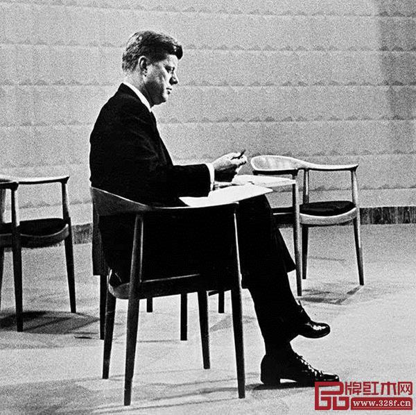 美國(guó)總統(tǒng)肯尼迪使用過(guò)的“總統(tǒng)椅” 美國(guó)總統(tǒng)肯尼迪使用過(guò)的“總統(tǒng)椅”