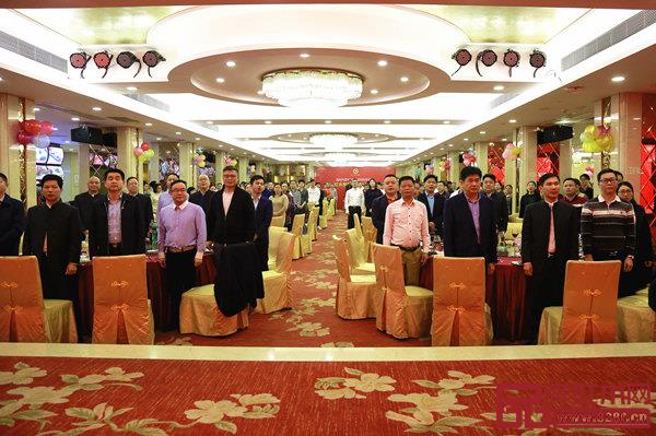 五華紅木家具協(xié)會春茗晚會開始前,全場唱國歌?? 五華紅木家具協(xié)會春茗晚會開始前,全場唱國歌??