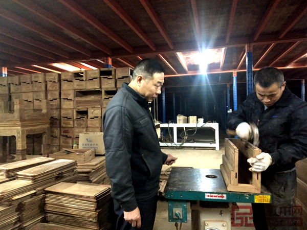 鐘師傅,匠王紅木木工主管,38年老木匠,家鄉(xiāng):湖南耒陽(yáng) 鐘師傅,匠王紅木木工主管,38年老木匠,家鄉(xiāng):湖南耒陽(yáng)