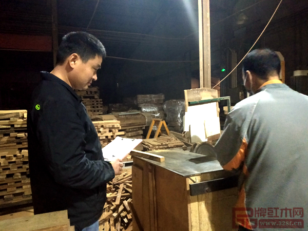 楊師傅,匠王紅木副廠長(zhǎng)、開料主管,15年工匠,家鄉(xiāng):湖北武漢 楊師傅,匠王紅木副廠長(zhǎng)、開料主管,15年工匠,家鄉(xiāng):湖北武漢