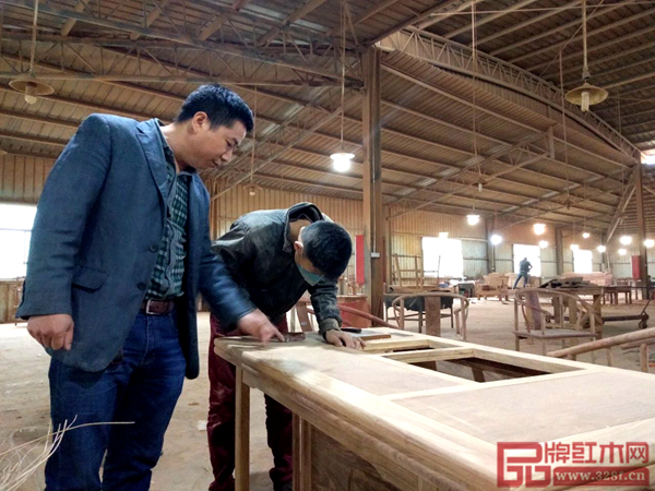 劉師傅,匠王紅木·刺猬紫檀打磨主管,15年工匠,家鄉(xiāng):湖南衡陽(yáng) 劉師傅,匠王紅木·刺猬紫檀打磨主管,15年工匠,家鄉(xiāng):湖南衡陽(yáng)