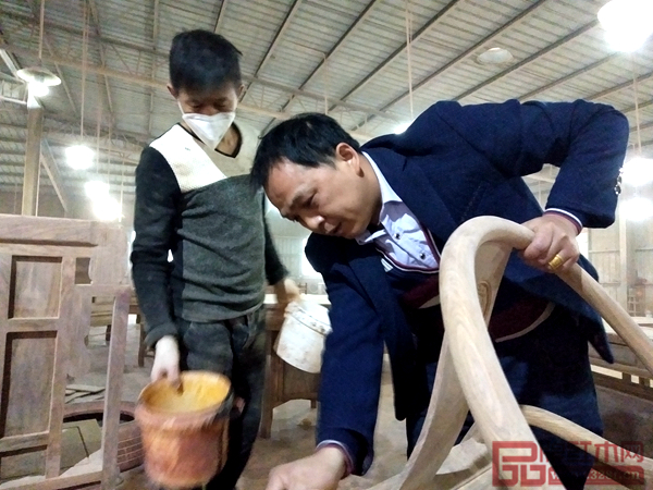 王師傅,匠王紅木刺猬紫檀漆藝主管,26年漆藝工匠,家鄉(xiāng):江西上饒 王師傅,匠王紅木刺猬紫檀漆藝主管,26年漆藝工匠,家鄉(xiāng):江西上饒