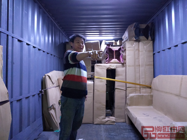 楊師傅,匠王紅木的倉(cāng)管、后勤主管,10年工匠 楊師傅,匠王紅木的倉(cāng)管、后勤主管,10年工匠