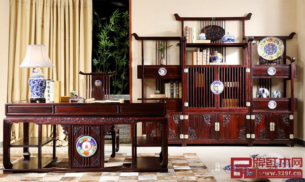 紅寶軒跨界把非物質(zhì)文化遺產(chǎn)的景泰藍(lán)巧妙地融合進(jìn)家具里面,此為紅寶軒景泰國韻系列班臺和博古架(紅寶軒供圖) 紅寶軒跨界把非物質(zhì)文化遺產(chǎn)的景泰藍(lán)巧妙地融合進(jìn)家具里面,此為紅寶軒景泰國韻系列班臺和博古架(紅寶軒供圖)