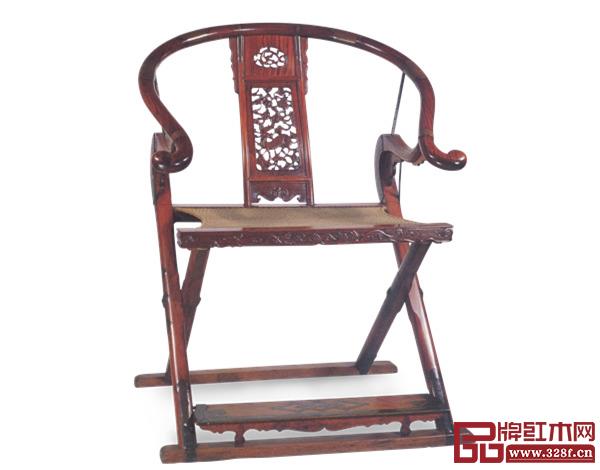 清早期黃花梨麒麟葫蘆紋交椅(長70 厘米、寬46.5 厘米、高112 厘米 選自莊貴侖:《莊氏家族捐贈上海博物館明清家具集萃》,兩木出版社) 清早期黃花梨麒麟葫蘆紋交椅(長70 厘米、寬46.5 厘米、高112 厘米 選自莊貴侖:《莊氏家族捐贈上海博物館明清家具集萃》,兩木出版社)