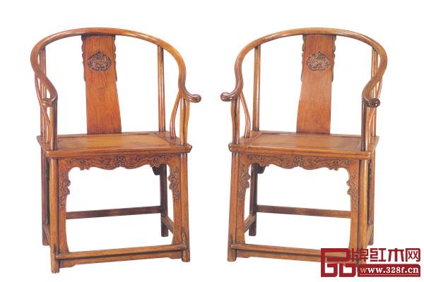 清早期黃花梨麒麟葫蘆紋圈椅,長67.3厘米、寬64.2厘米、高100厘米(選自安思遠(yuǎn):《洪氏所藏木器百圖》第二卷) 清早期黃花梨麒麟葫蘆紋圈椅,長67.3厘米、寬64.2厘米、高100厘米(選自安思遠(yuǎn):《洪氏所藏木器百圖》第二卷)