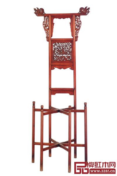 清早期黃花梨麒麟送子紋臉盆架,高176厘米、寬60厘米(選自莊貴侖:《莊氏家族捐贈上海博物館明清家具集萃》,兩木出版社) 清早期黃花梨麒麟送子紋臉盆架,高176厘米、寬60厘米(選自莊貴侖:《莊氏家族捐贈上海博物館明清家具集萃》,兩木出版社)