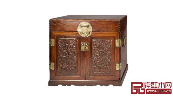 清早期黃花梨麒麟紋官皮箱,長41.5厘米、寬31.5厘米、高37.5厘米(北京瑞寶閣藏) 清早期黃花梨麒麟紋官皮箱,長41.5厘米、寬31.5厘米、高37.5厘米(北京瑞寶閣藏)