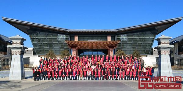 第九屆中國紅木家具品牌盛典與會嘉賓大合影 第九屆中國紅木家具品牌盛典與會嘉賓大合影