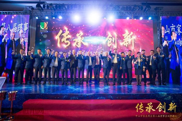 商會領(lǐng)導共同祝酒 商會領(lǐng)導共同祝酒