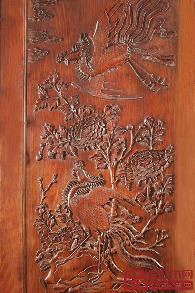 黃花梨頂箱柜頂柜柜門(mén)上的鸞鳳紋 黃花梨頂箱柜頂柜柜門(mén)上的鸞鳳紋