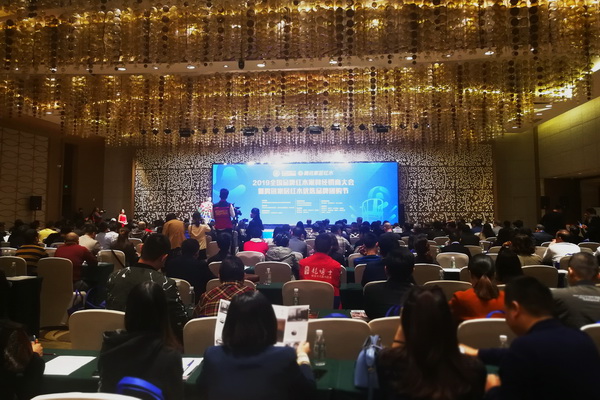 上千紅木經(jīng)銷商中山“尋寶”  共鑒“匠心藝美紅木”新品