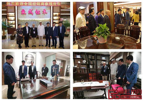 在東成紅木董事長(zhǎng)張錫復(fù)的陪同下，嘉賓們參觀并了解東成文宋、東成定制