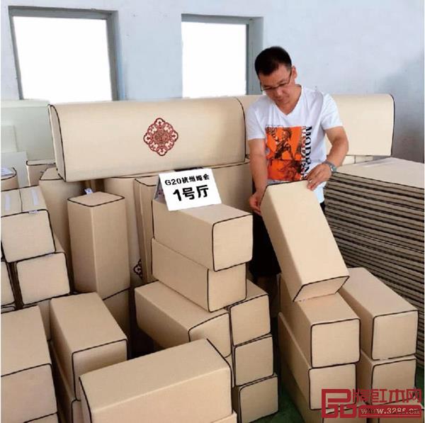 歐尼爾總經(jīng)理許有才認(rèn)真檢查每件產(chǎn)品 歐尼爾總經(jīng)理許有才認(rèn)真檢查每件產(chǎn)品