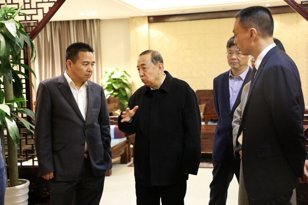 原人力資源和社會保障部副部長、黨組副書記楊志明(左二)、東陽市副市長蔣震雷(右一)等一行人在國祥紅木董事長張國強(qiáng)(左一)夫婦陪同下參觀國祥紅木展廳 原人力資源和社會保障部副部長、黨組副書記楊志明(左二)、東陽市副市長蔣震雷(右一)等一行人在國祥紅木董事長張國強(qiáng)(左一)夫婦陪同下參觀國祥紅木展廳