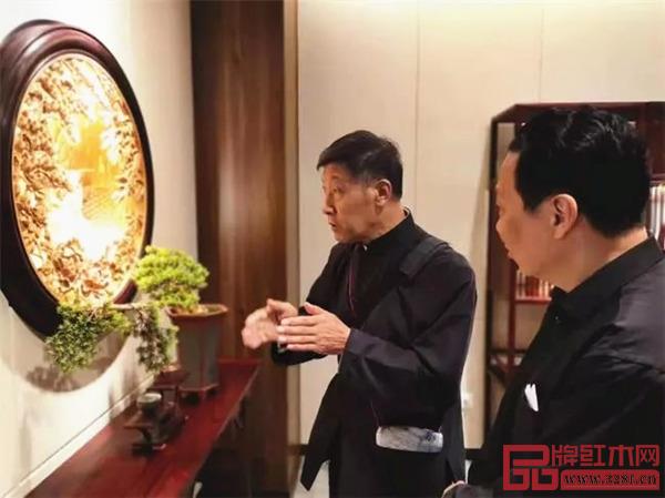 胡德生親臨紅寶軒展廳指導(dǎo),并對明禮系列的創(chuàng)新與制作給予高度評價 胡德生親臨紅寶軒展廳指導(dǎo),并對明禮系列的創(chuàng)新與制作給予高度評價