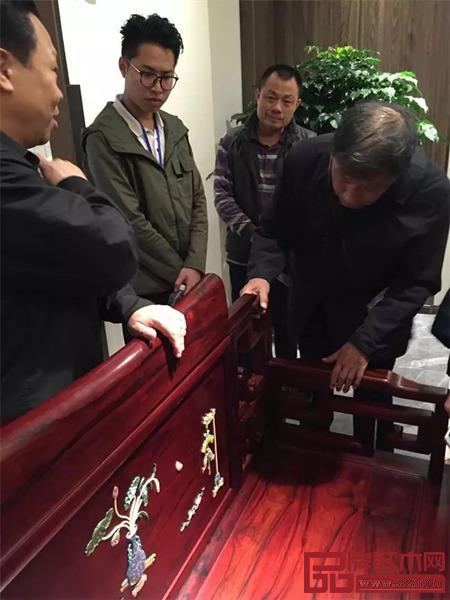 胡德生親臨紅寶軒展廳指導(dǎo),并對明禮系列的創(chuàng)新與制作給予高度評價 胡德生親臨紅寶軒展廳指導(dǎo),并對明禮系列的創(chuàng)新與制作給予高度評價